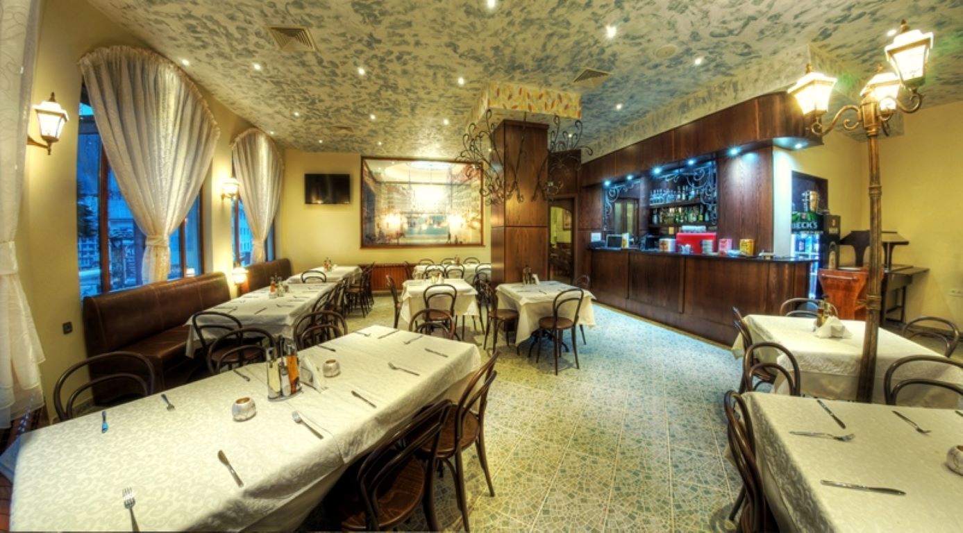 Iva and Elena-Restoran.jpg