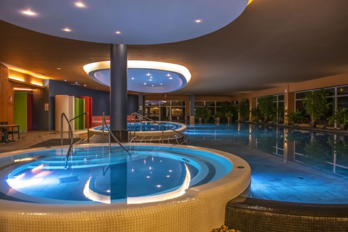 Hunguest Hotel Forras-Zatvoreni bazeni.jpg