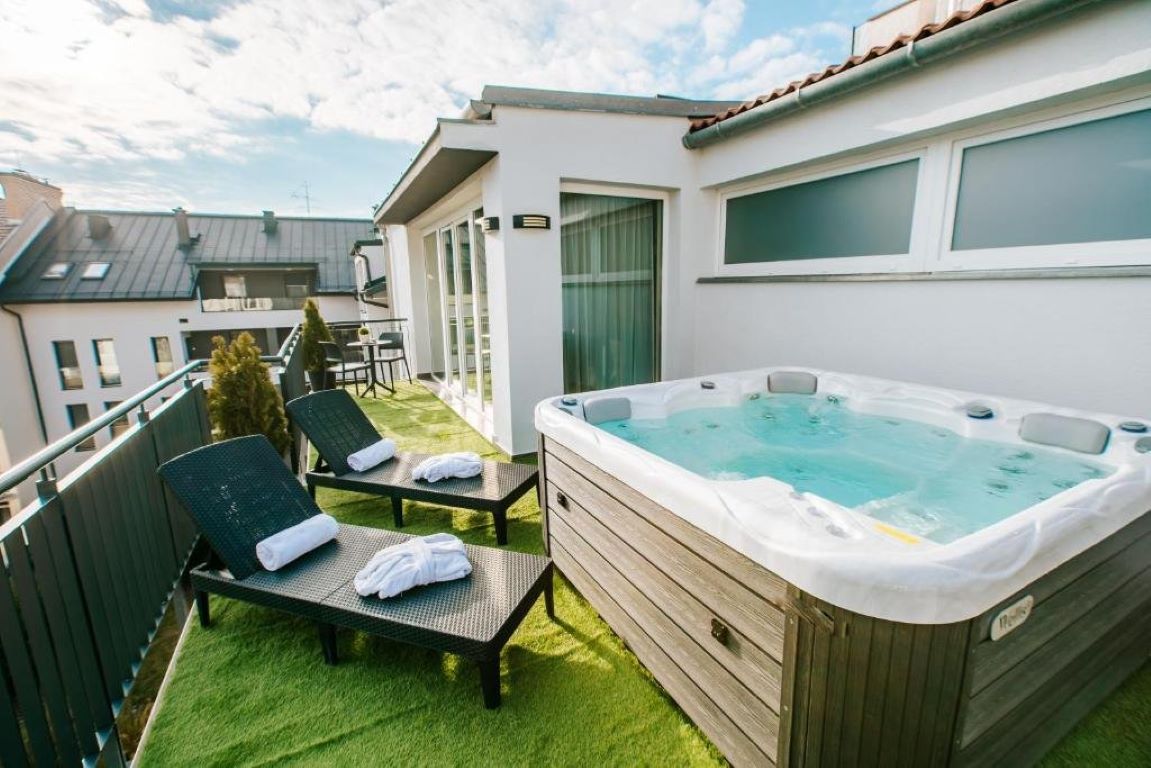 Auris Hotel-Deluxe suite sa djakuzijem.jpg
