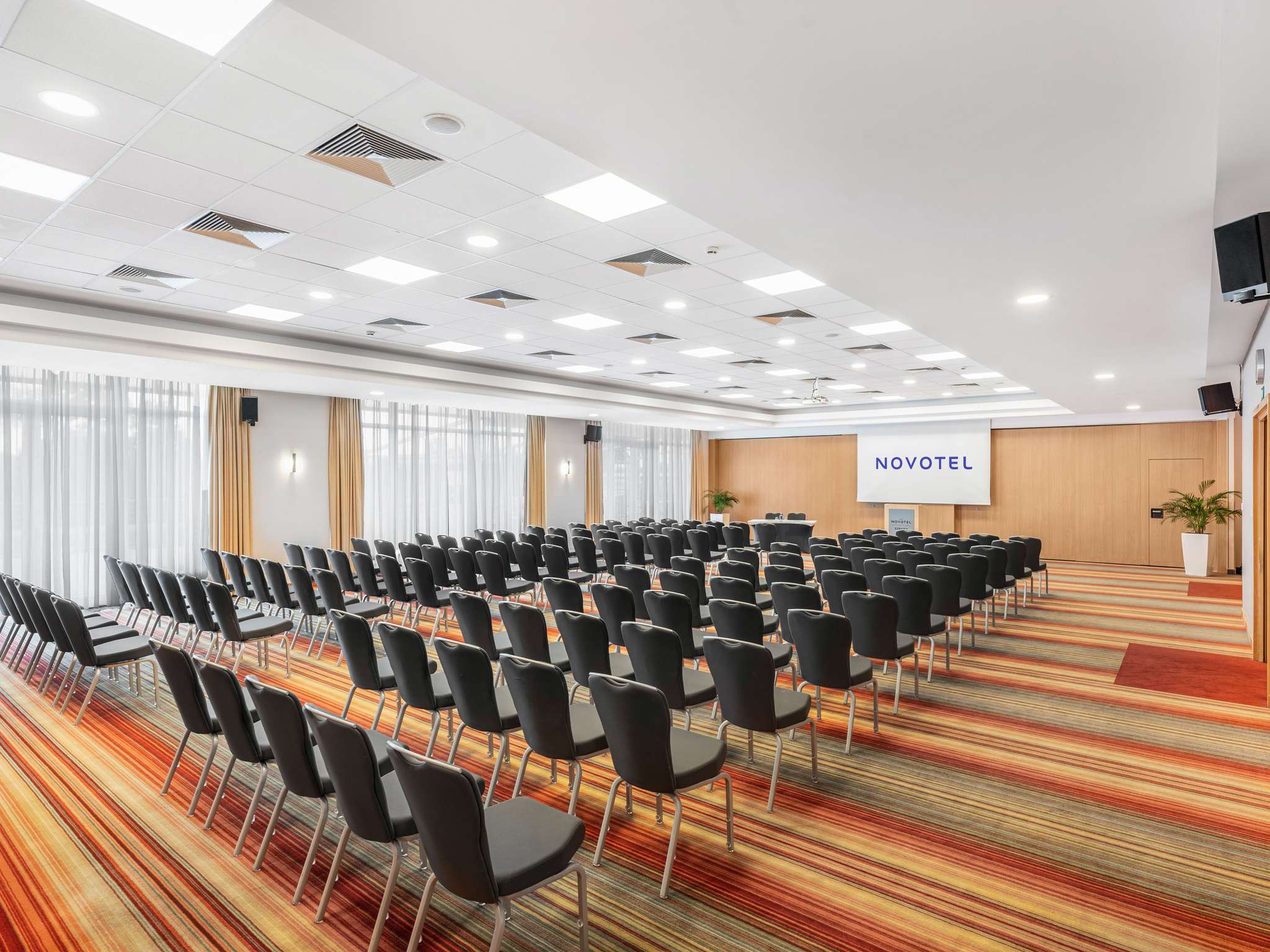 Novotel Szeged-Sala za konferencije.jpg