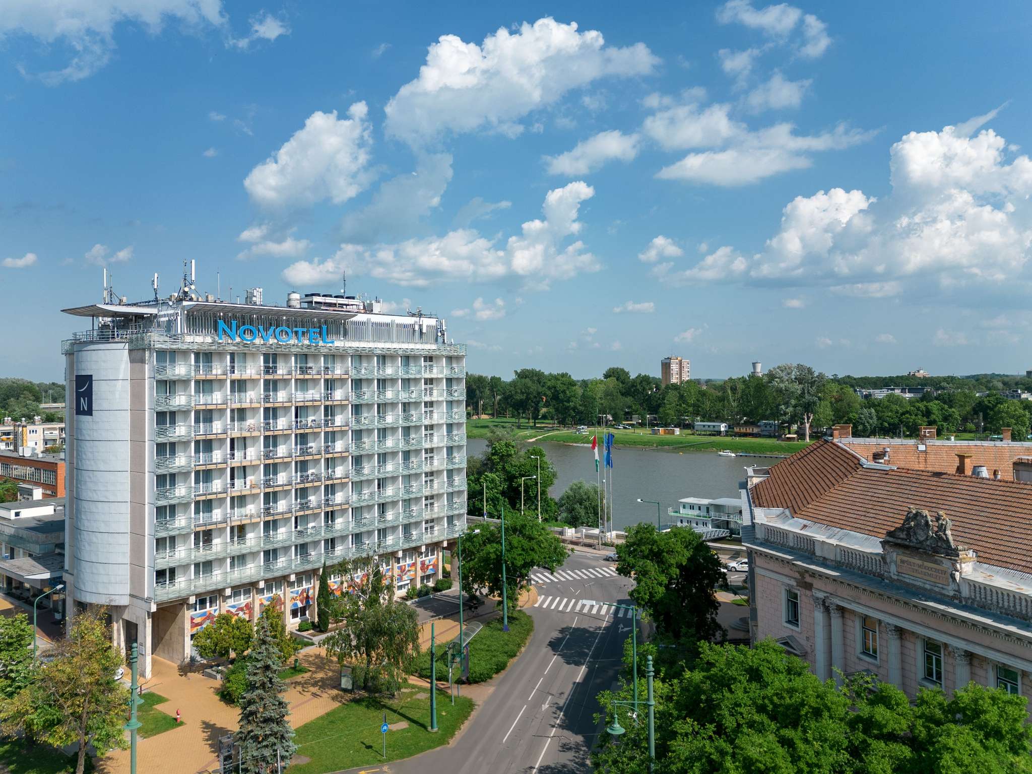 Novotel Szeged-Zgrada hotela.jpg