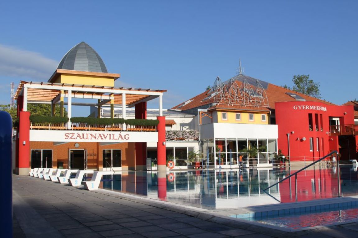 Elixir Medical Wellness Hotel-Spoljasnji bazen.jpg