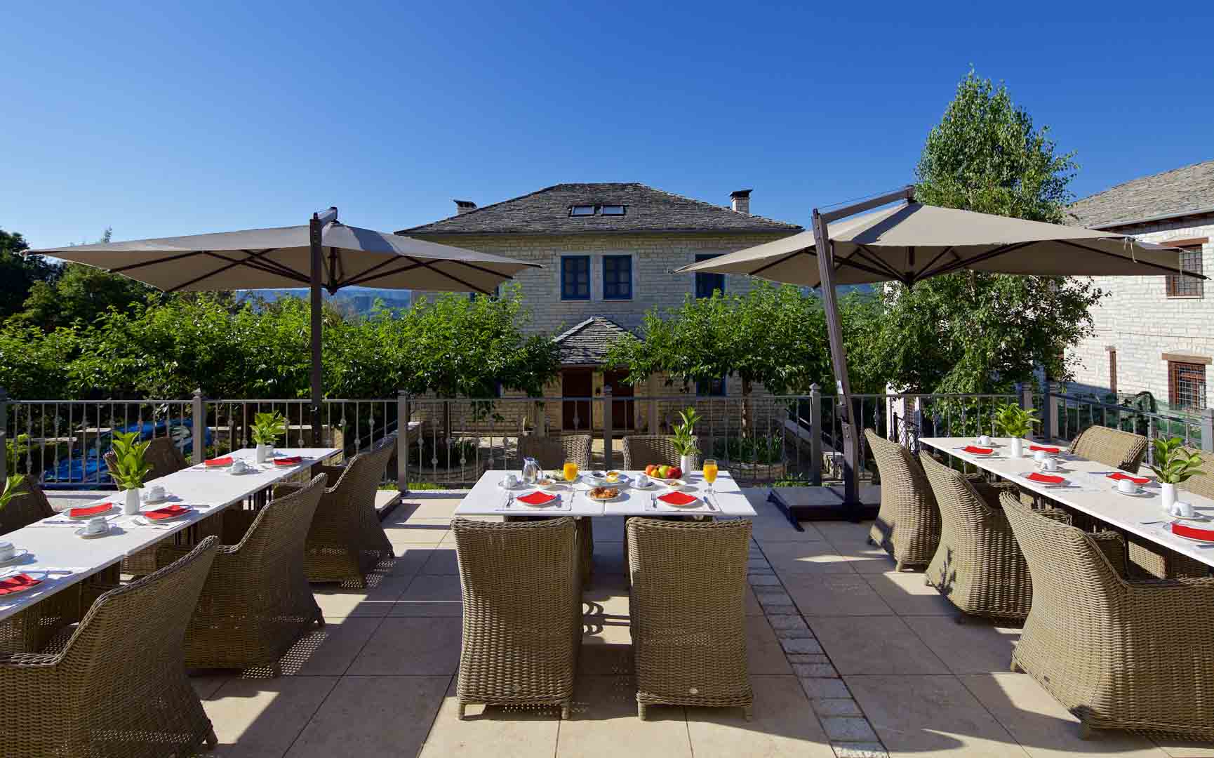 Zagori Suites letnja bašta.jpg