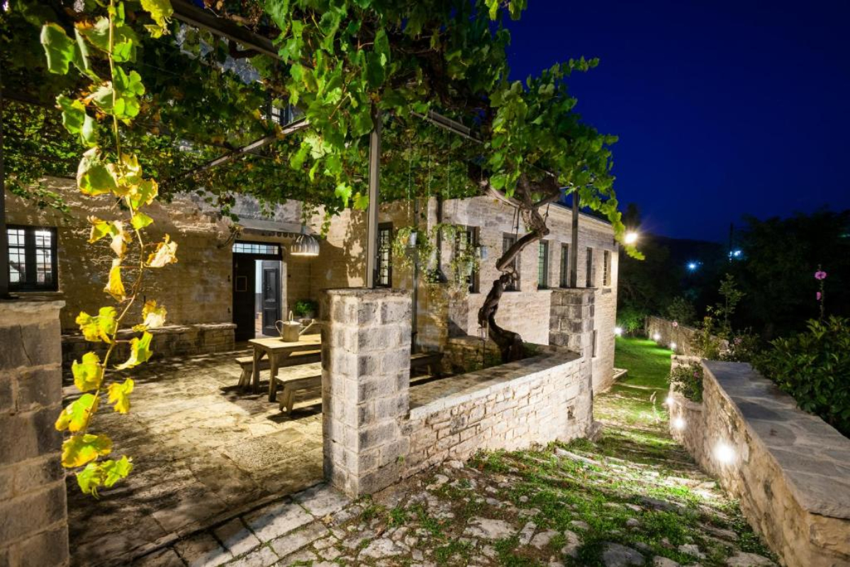 Aperios Chora Hotel bašta.jpg