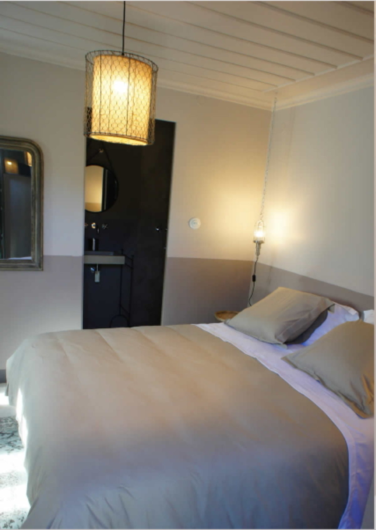 Aperios Chora Hotel brown soba.jpg