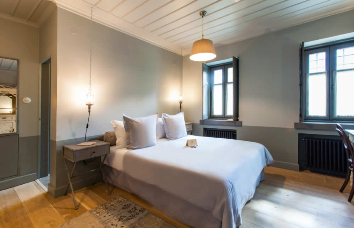 Aperios Chora Hotel green soba.jpg
