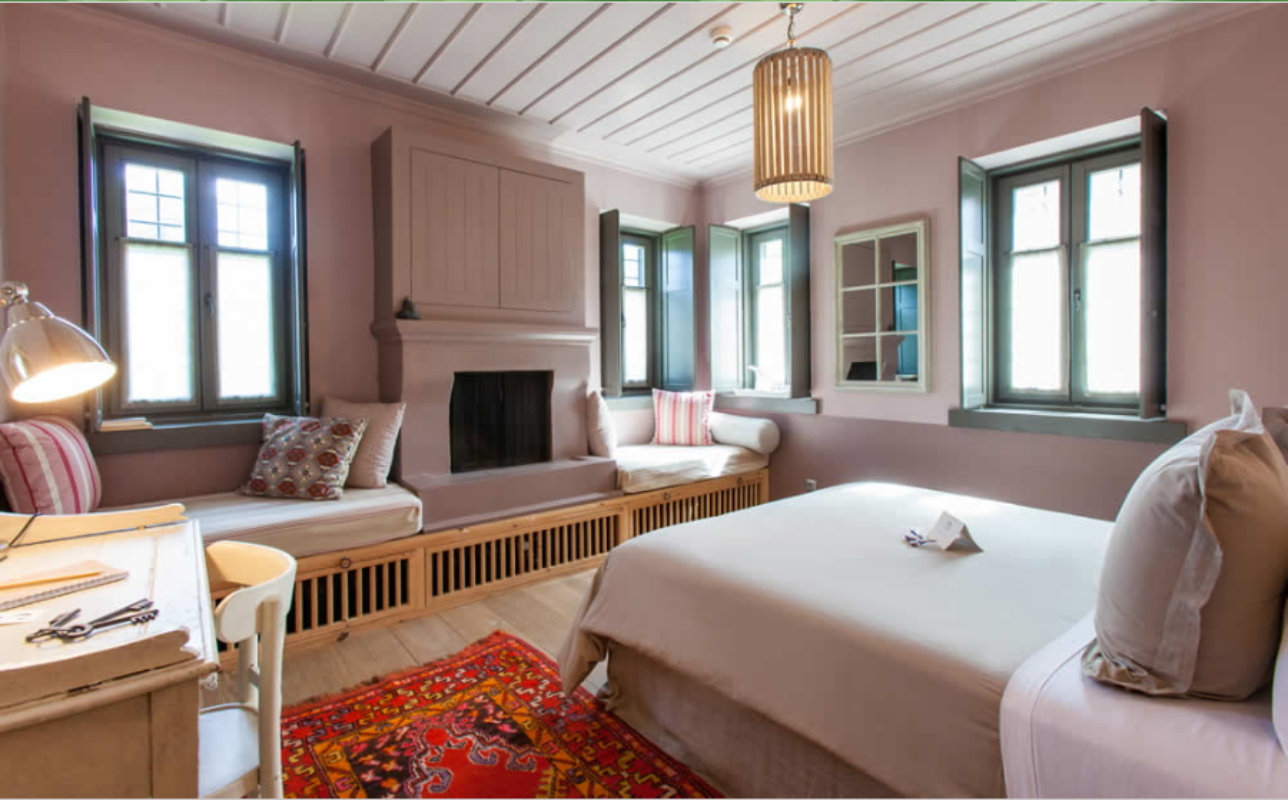 Aperios Chora Hotel pink soba.jpg