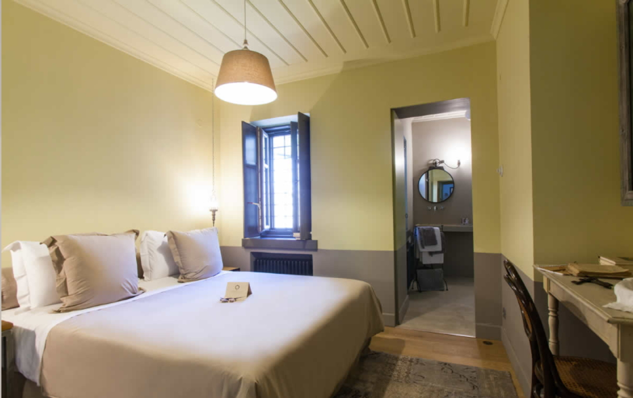Aperios Chora Hotel yellow soba.jpg