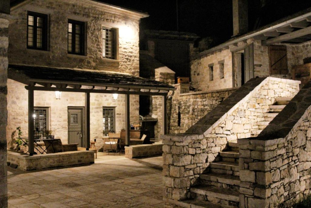 Aperios Chora Hotel.jpg
