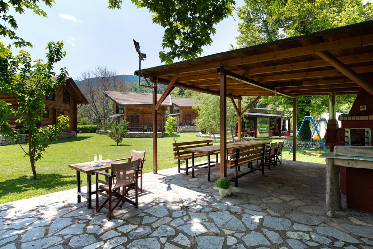 Natura Chalet dvorište.jpg