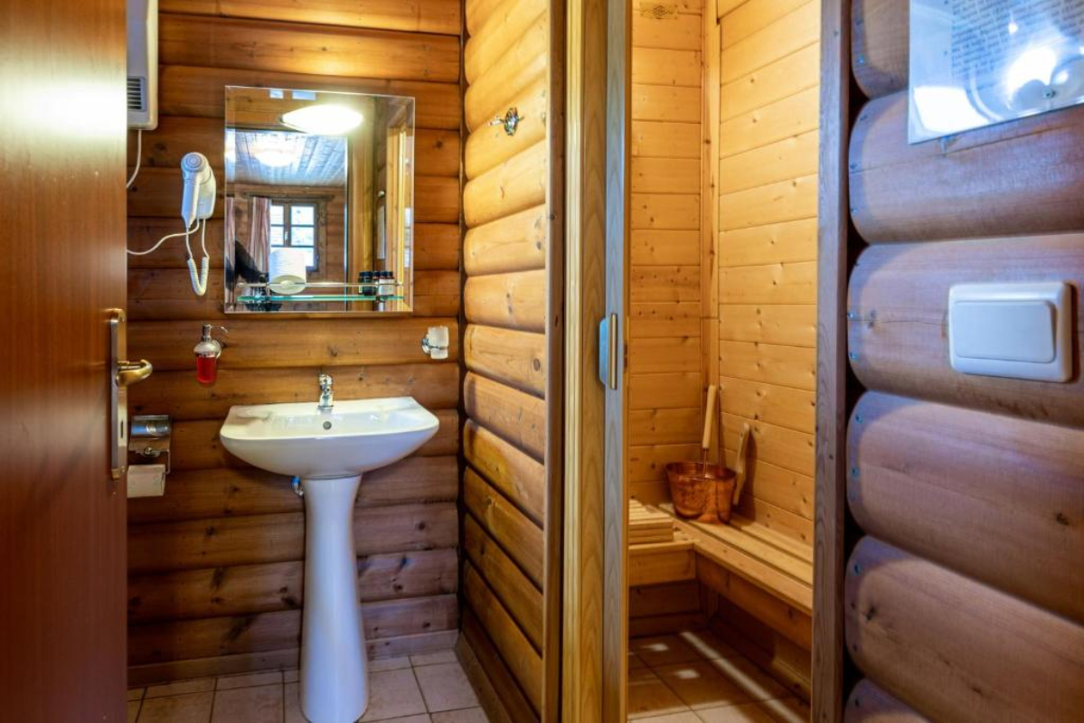 Likouresi Vilagge kupatilo i sauna.jpg