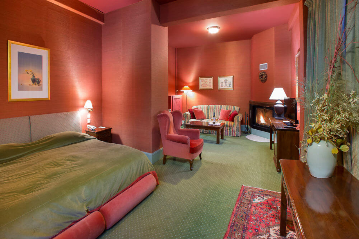 Country Club Hotel & Suites apartman sa kaminom.jpg
