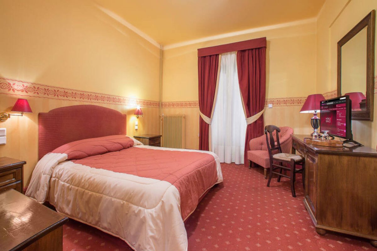 Country Club Hotel & Suites dvokrevetna soba.jpg