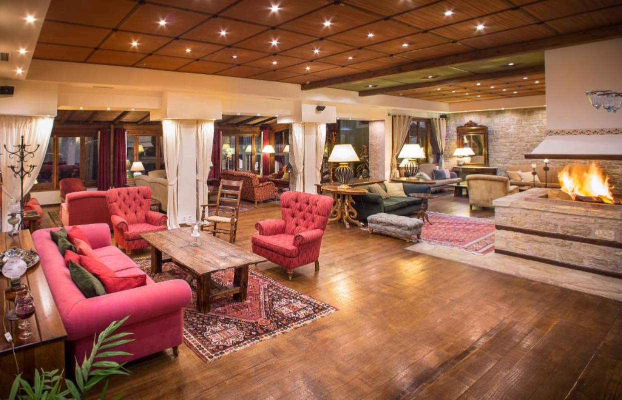Country Club Hotel & Suites lobi bar.jpg