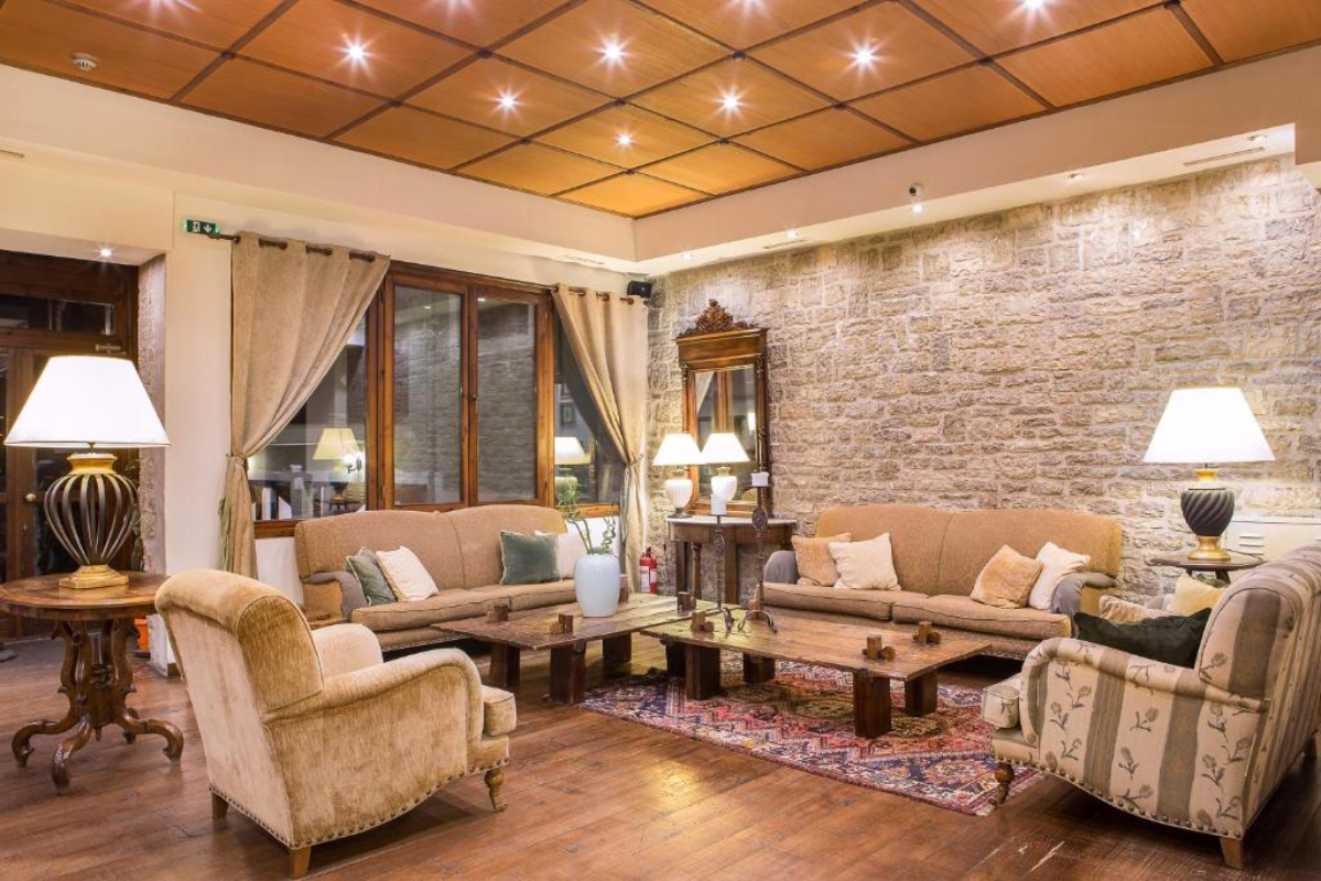 Country Club Hotel & Suites lobi.jpg