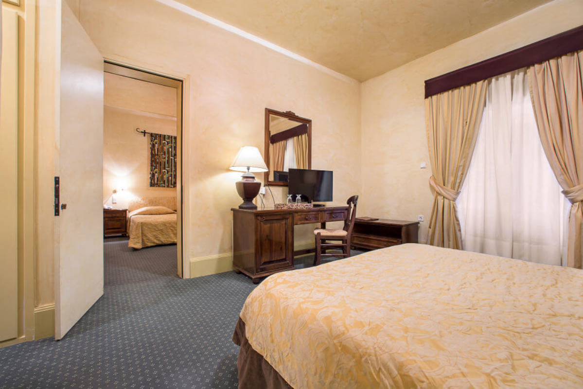 Country Club Hotel & Suites međusobno povezana soba.jpg
