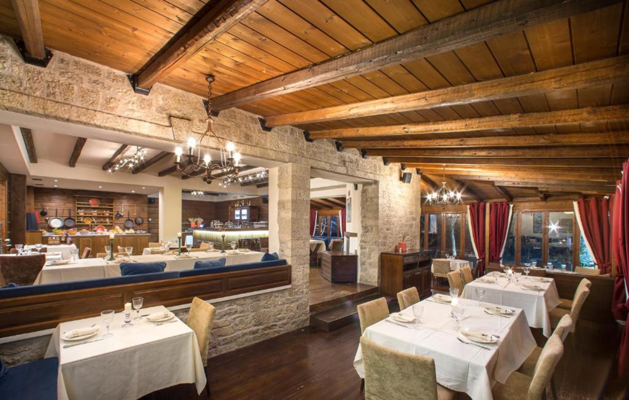 Country Club Hotel & Suites restoran.jpg