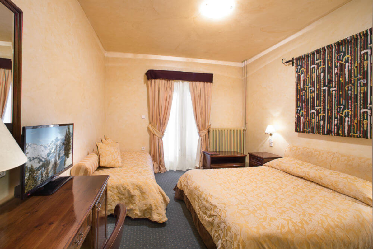 Country Club Hotel & Suites trokrevetna soba.jpg