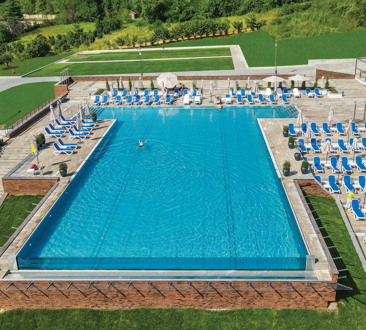 Movenpick Resort and Spa Fruske Terme-Bazen na otvorenom.jpg