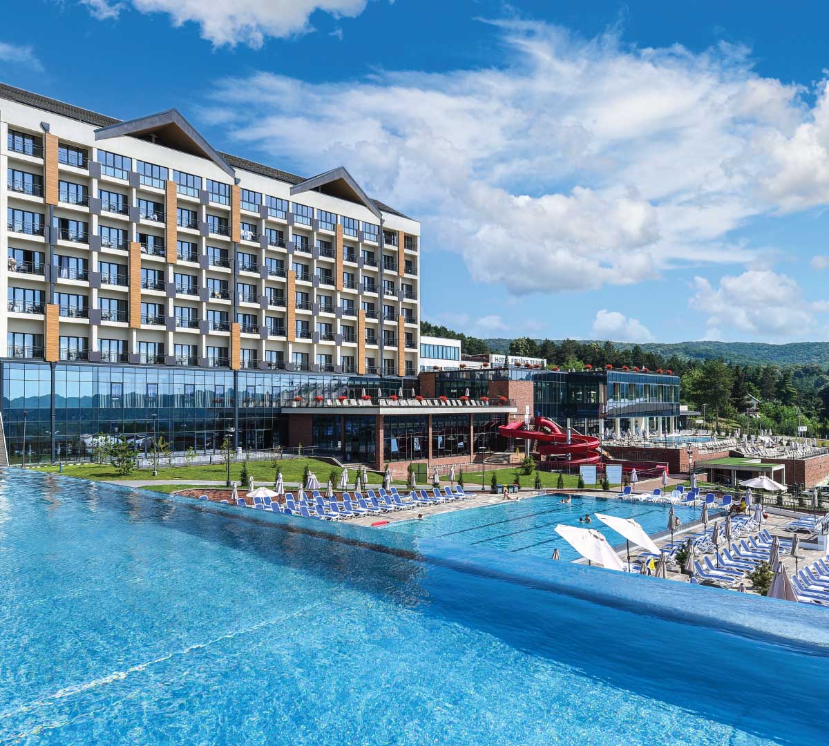 Movenpick Resort and Spa Fruske Terme-Spoljanji bazeni.jpg