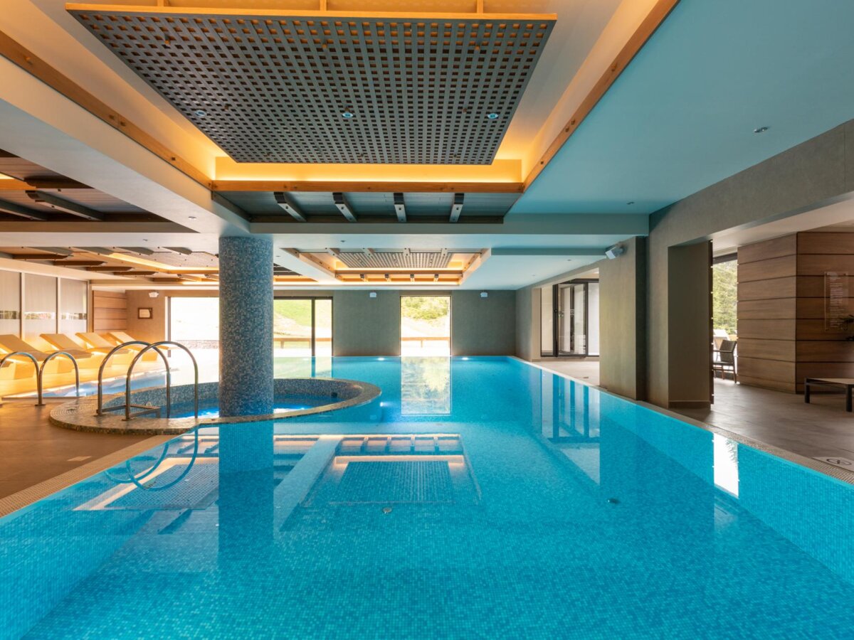 Gorski Hotel & Spa-Unutrasnji bazen.jpg