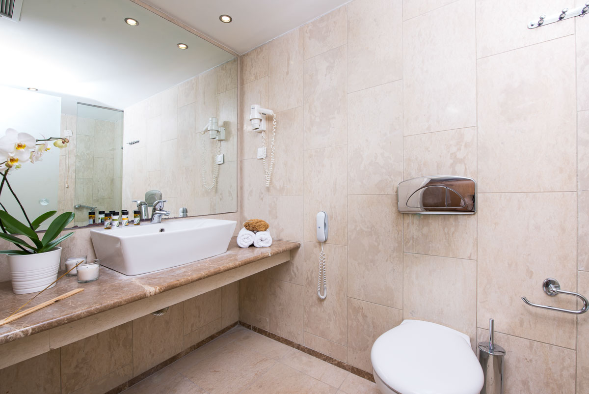 Kassandra Palace Hotel Deluxe Room GV SSV bathroom.jpg