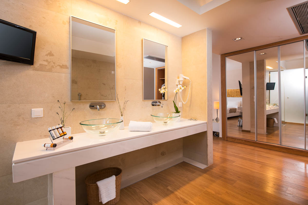 Kassandra Palace Hotel Grand Suite SV bathroom 2.jpg
