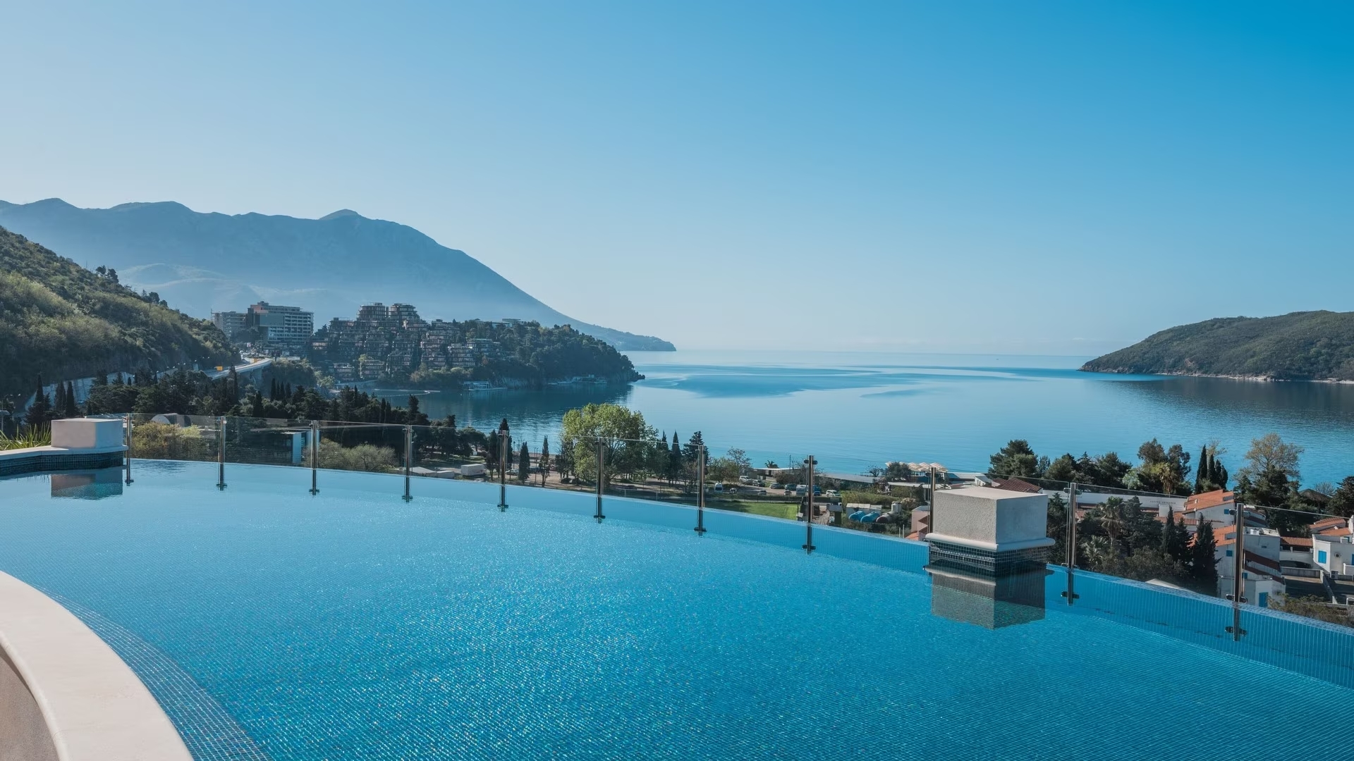 Iberostar Slavija Hotel-Bazen na krovu.jpg