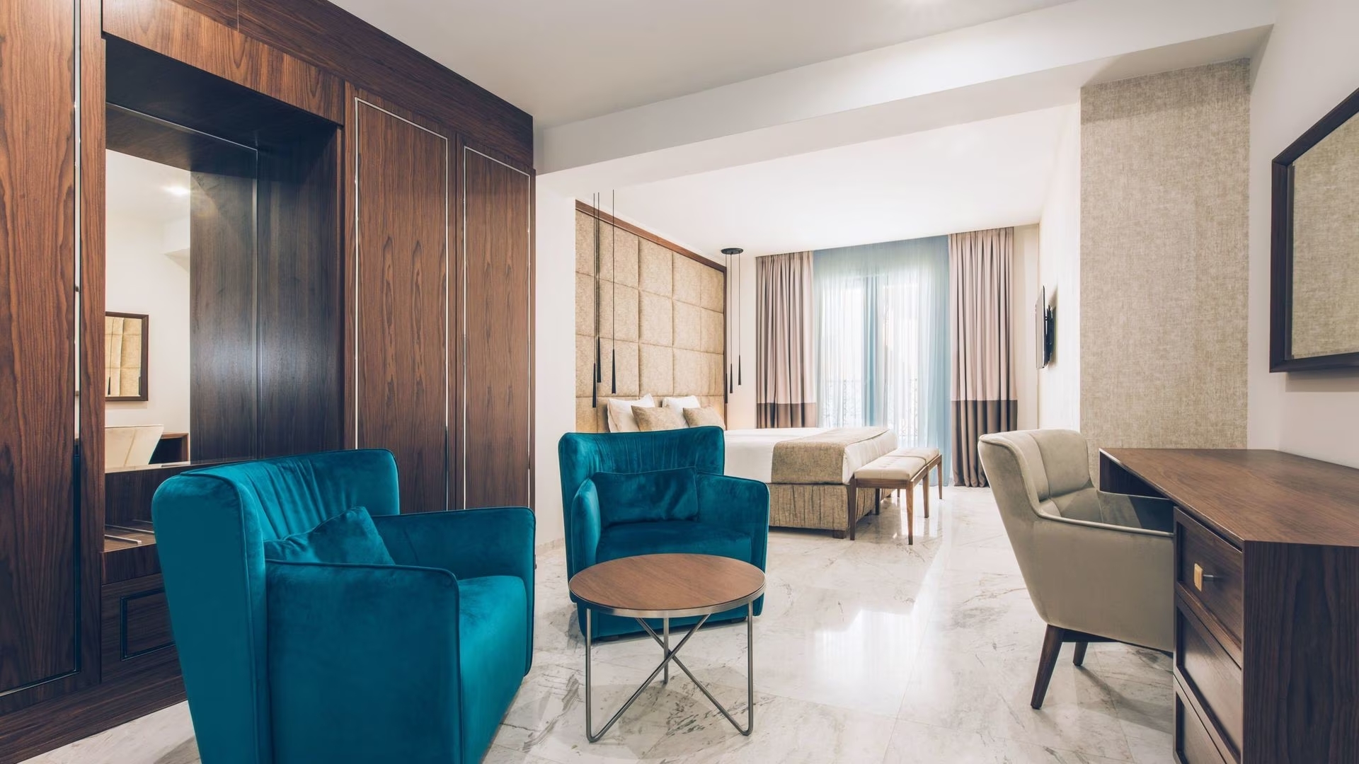 Iberostar Slavija-Standardna soba delimican pogled more.jpg