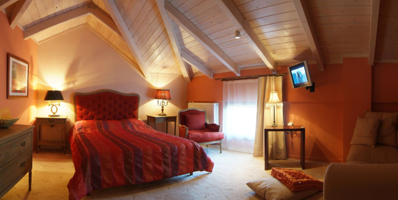 Boutique Hotel Skamnos crveno potkrovlje.jpg