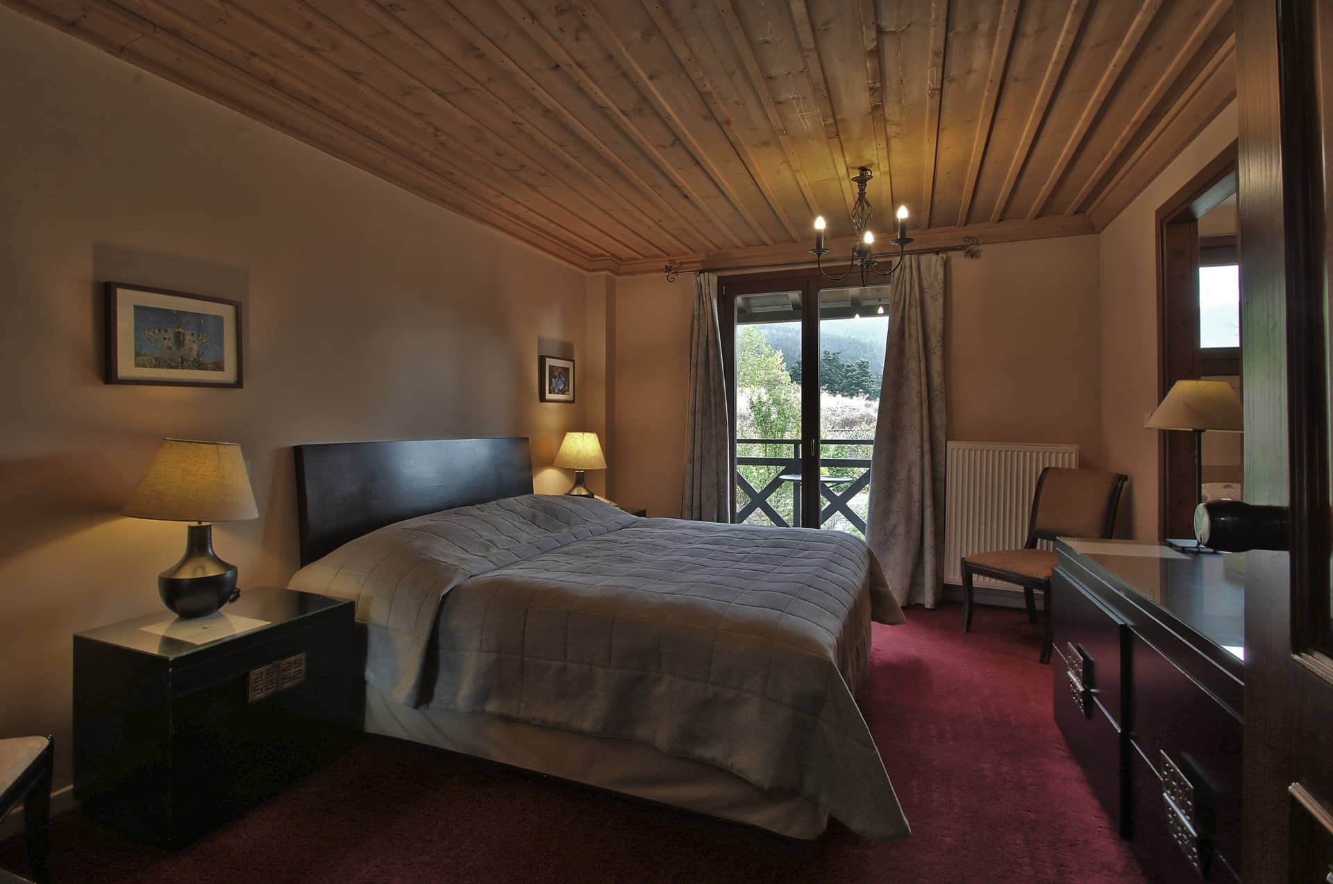 Boutique Hotel Skamnos dvokrevetna soba.jpg