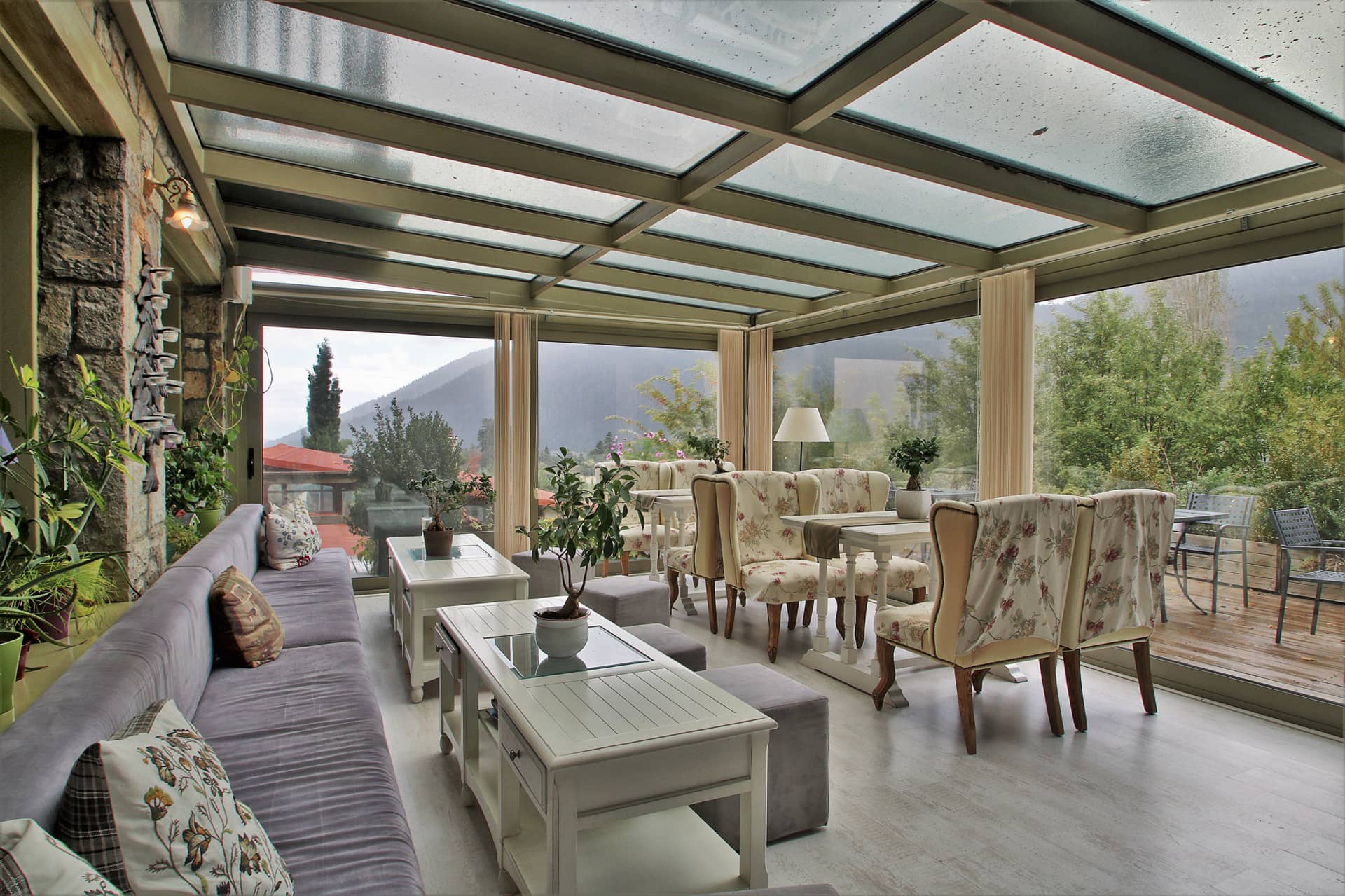 Boutique Hotel Skamnos terasa.jpg