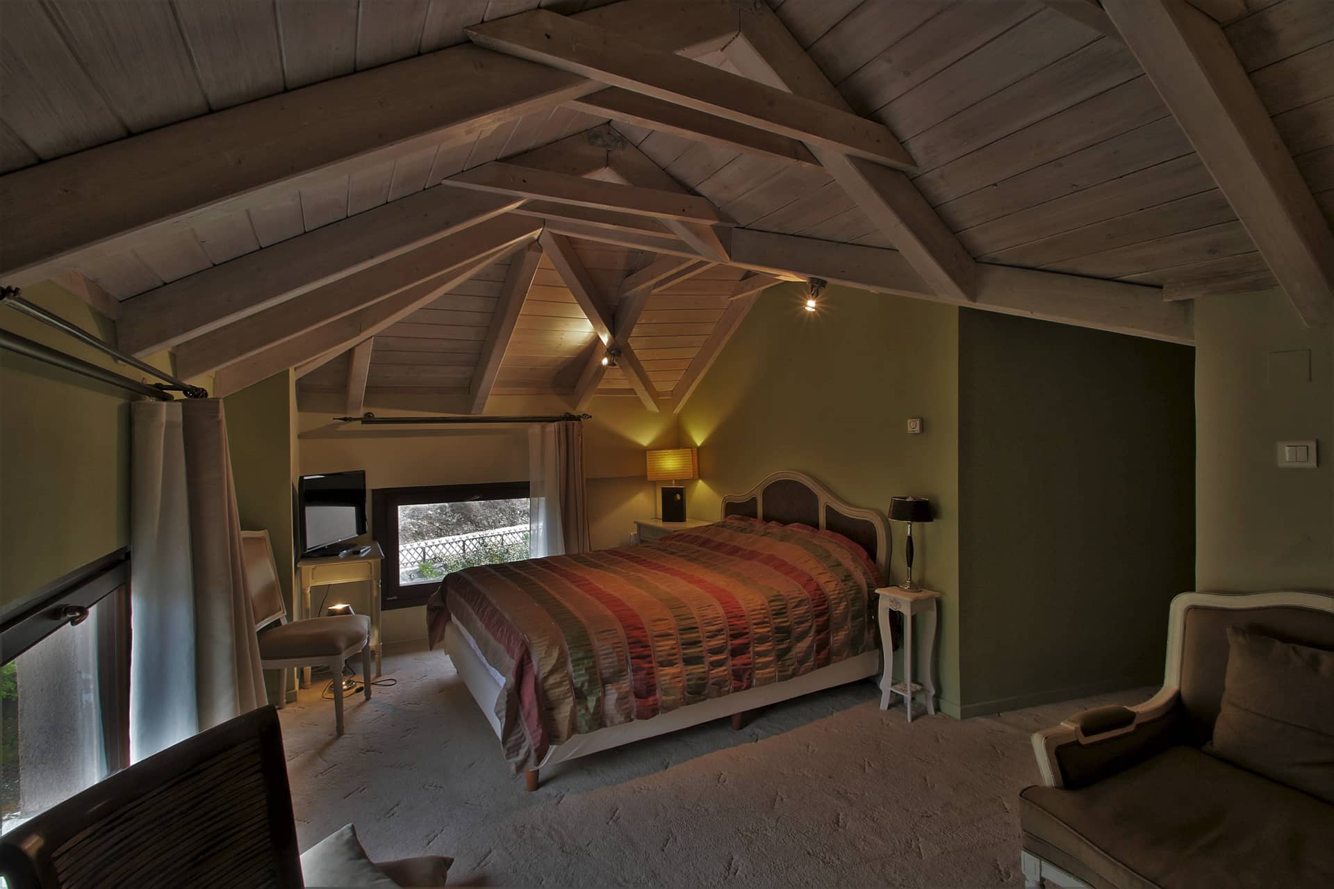 Boutique Hotel Skamnos zeleno potkrovlje.jpg