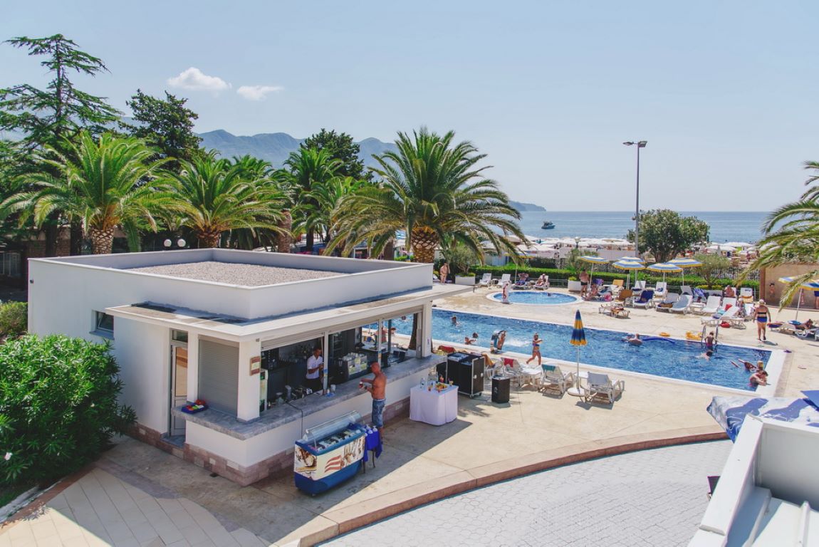 Hotel Montenegro Beach Resort-Bar pored bazena.jpg