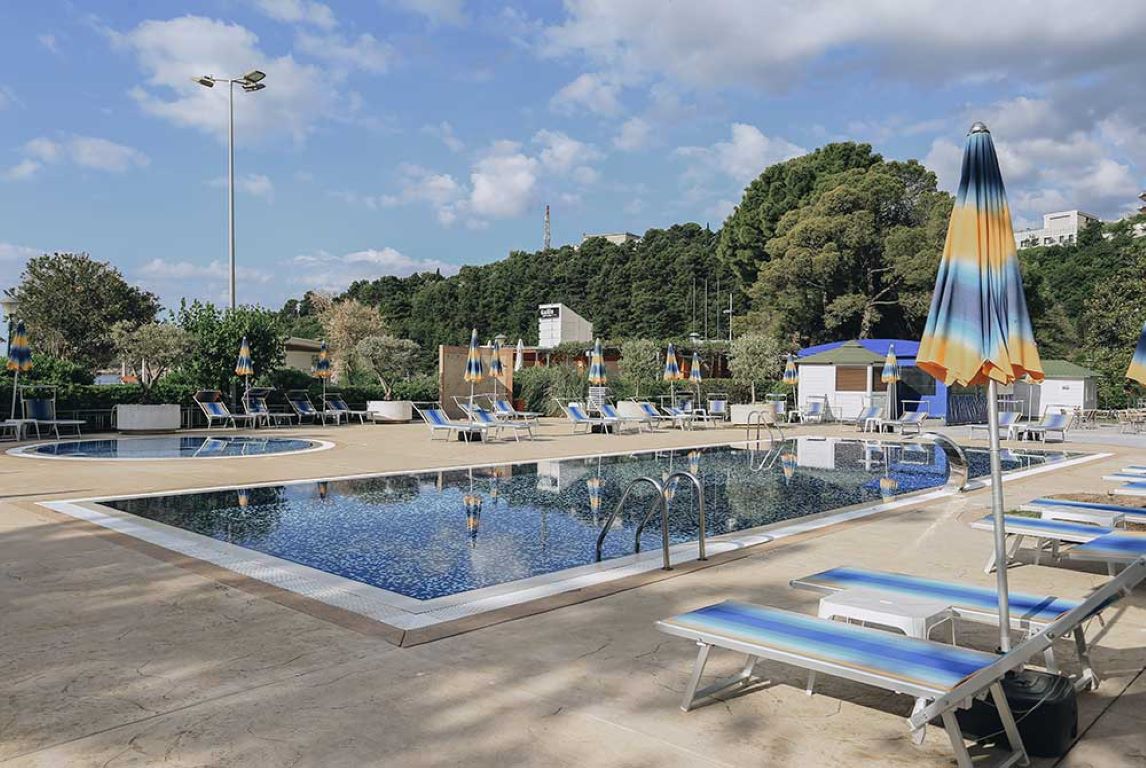 Hotel Montenegro Beach Resort-Kompleks bazena na otvorenom.jpg