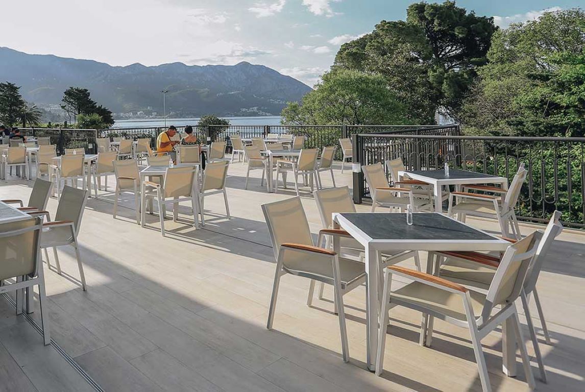 Hotel Montenegro Beach Resort-Terasa restorana.jpg