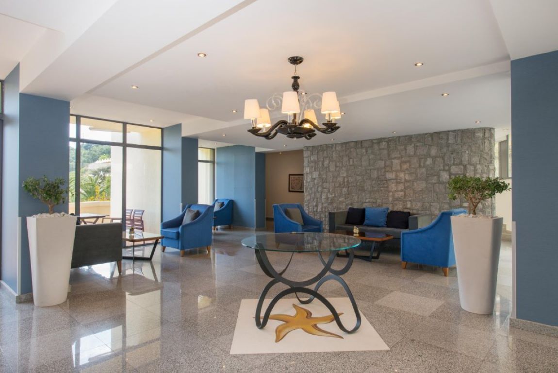Hotel Iberostar Bellevue-Lobby.jpg