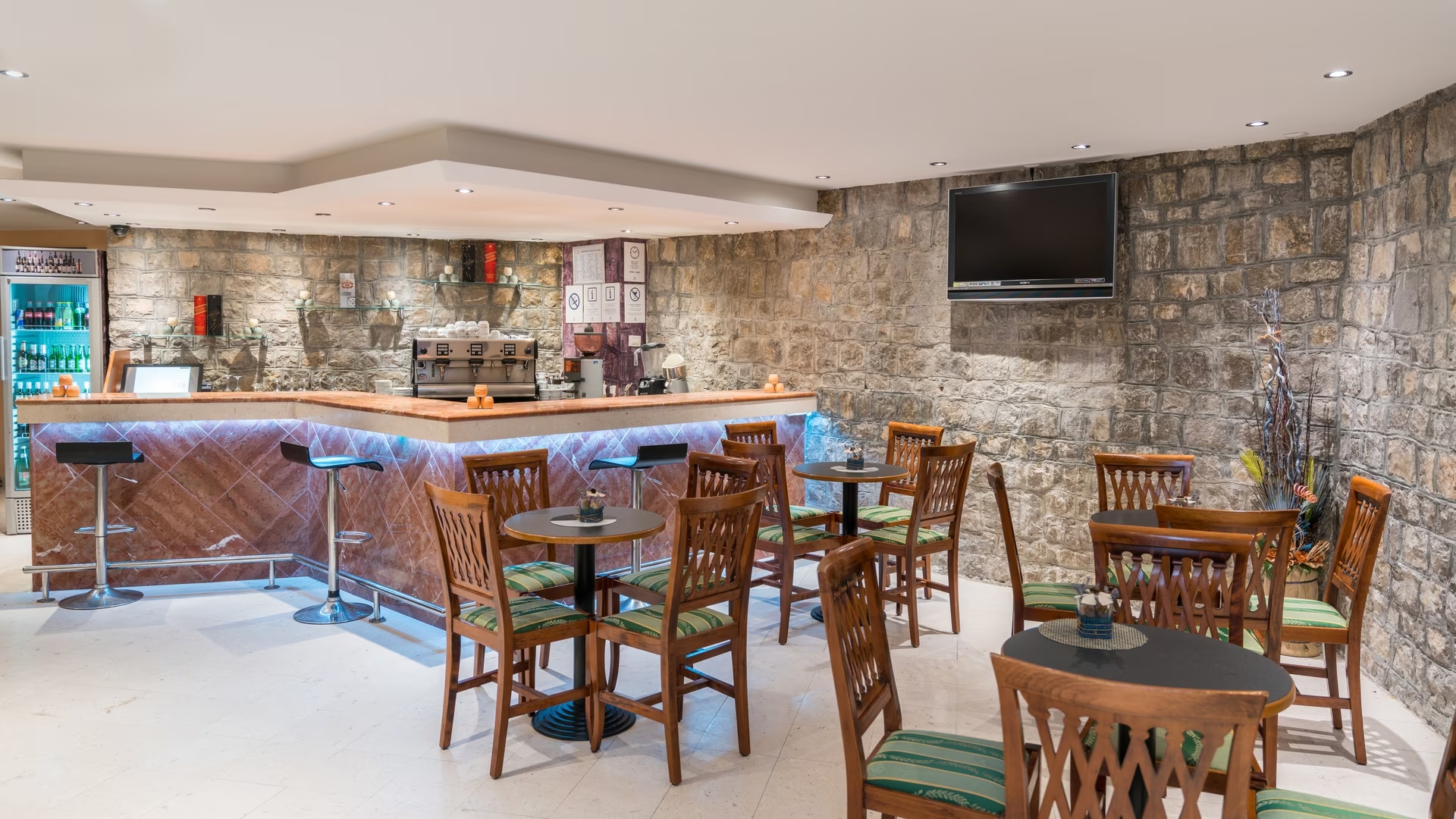 Iberostar Bellevue-Bar.jpg