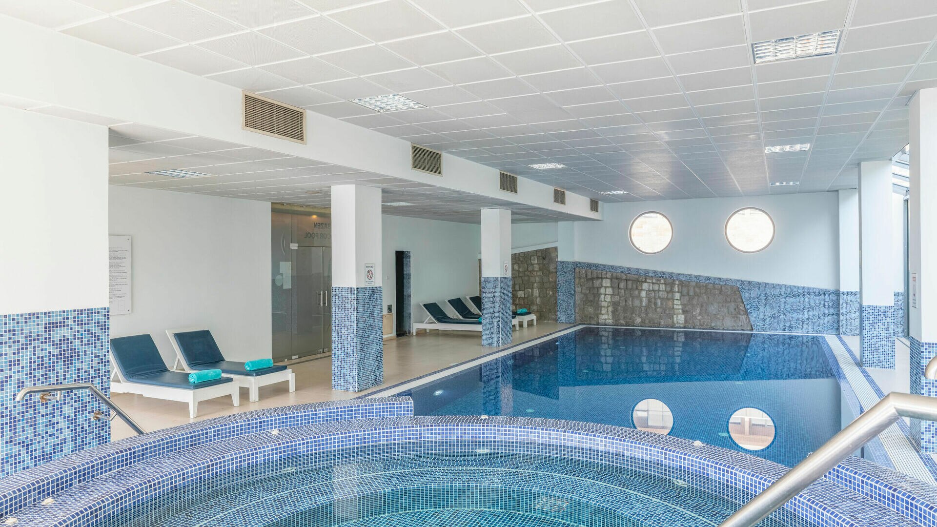 Iberostar Bellevue Hotel-Unutrasnji bazen.jpeg