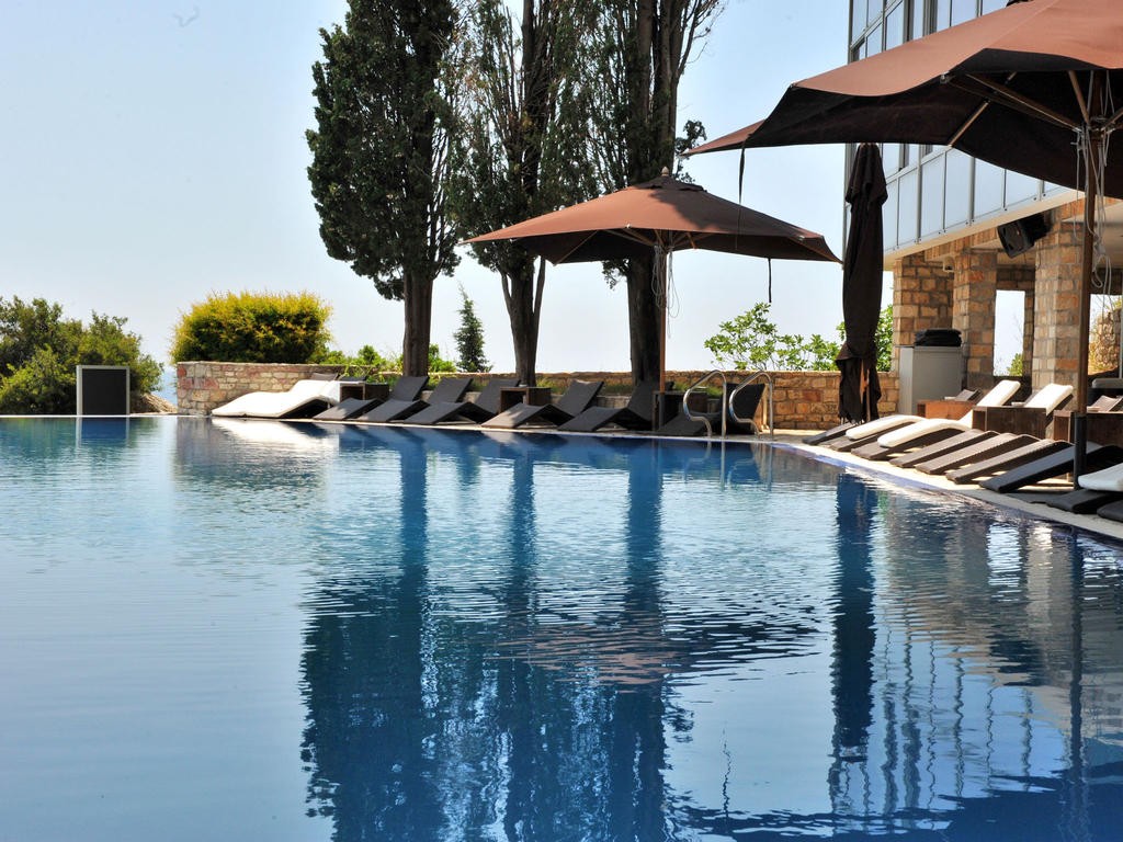 Avala Resort & Villas-Bazen.jpg