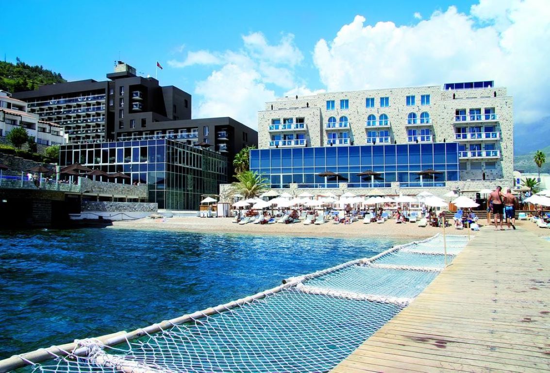 Avala Resort & Villas-Plaza.jpg