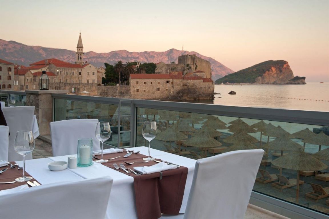 Avala Resort & Villas-Terasa restorana.jpg