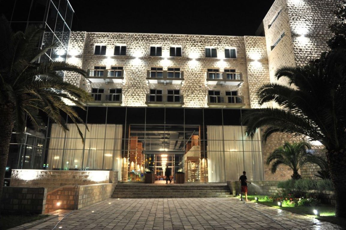 Avala Resort & Villas-Ulaz u hotel.jpg