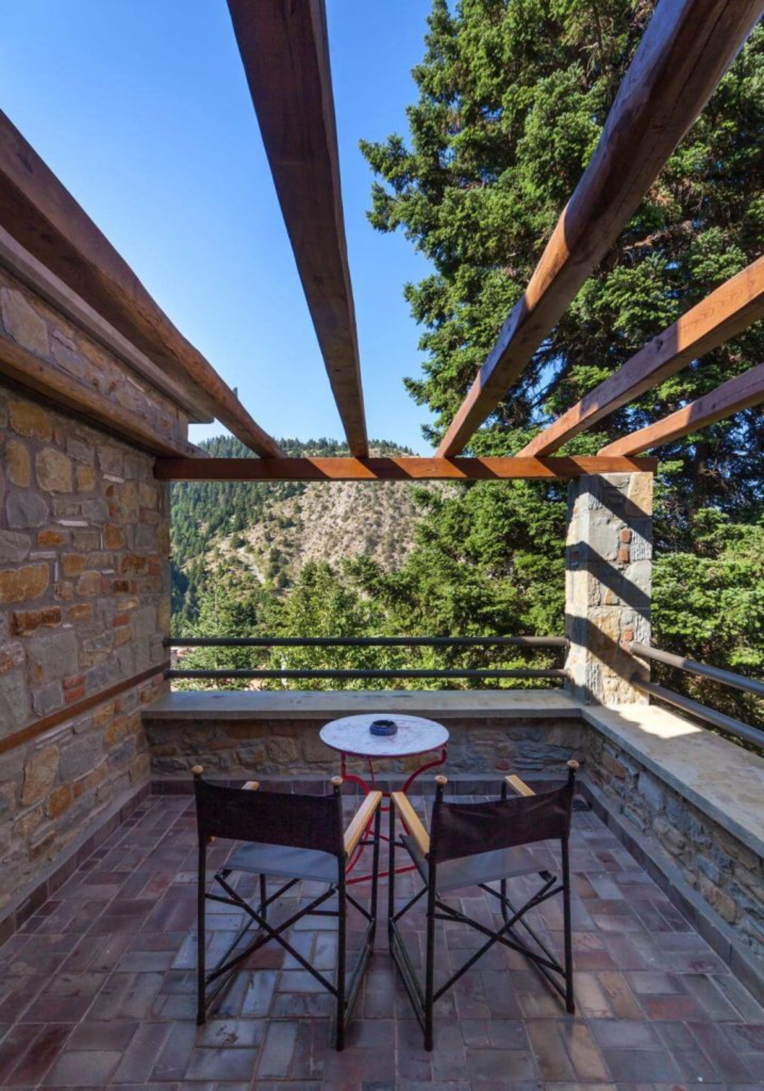 Montanema Handmade Village Little vila balkon.jpg
