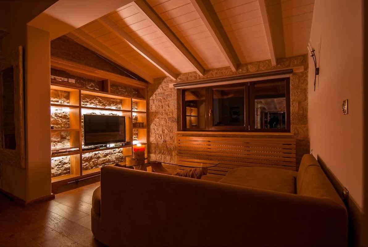 Aelia Chalet Livadi izgled dnevnog boravka.jpg