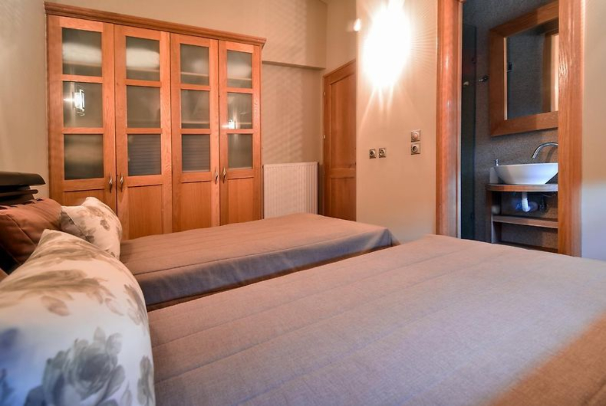 Aelia Chalet Livadi izgled spavaće sobe.jpg