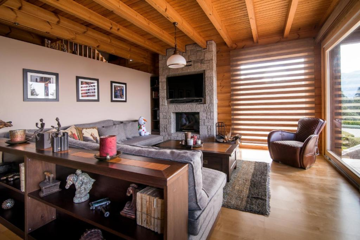 Aelia Parnassos Chalet izgled dnevnog boravka.jpg