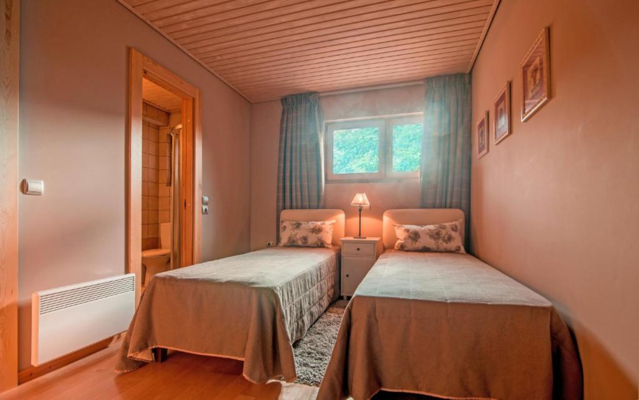 Aelia Parnassos Chalet izgled spavaće sobe.jpg