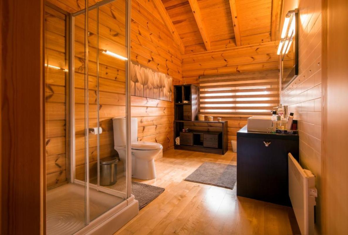 Aelia Parnassos Chalet kupatilo.jpg