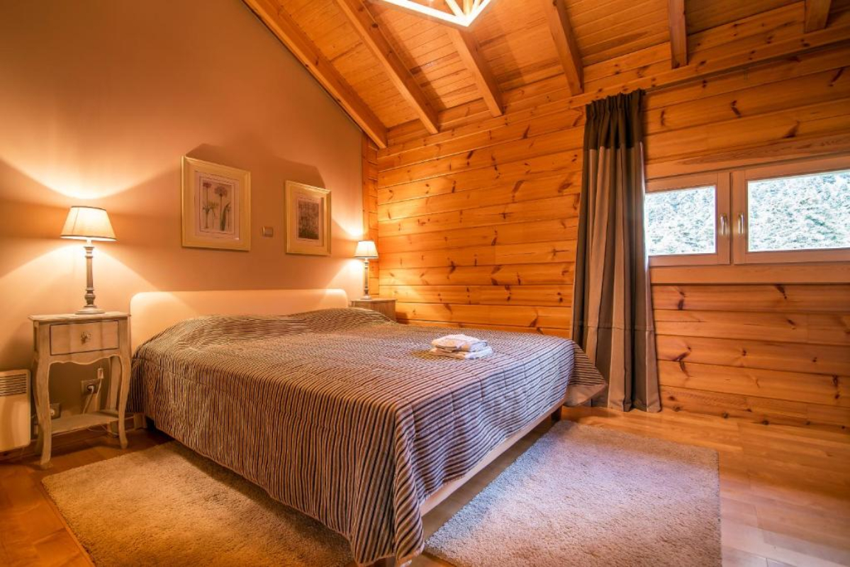 Aelia Parnassos Chalet spavaća soba.jpg